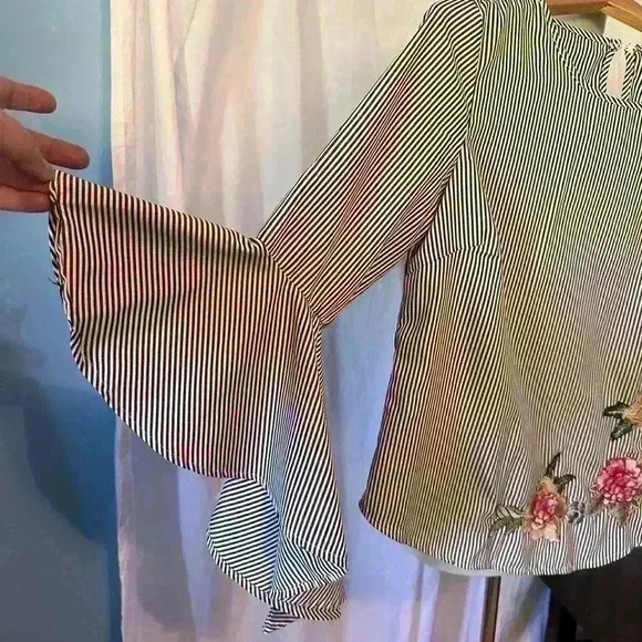 Kontrol Pinstripe Blouse With Bell Sleeve And Embroidered Flowers. Womens Size S - Picture 2 of 8